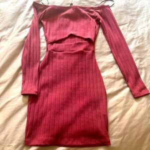 Super sexy! Windsor cutout - off the shoulder dress in mauve. Shows off ur curve